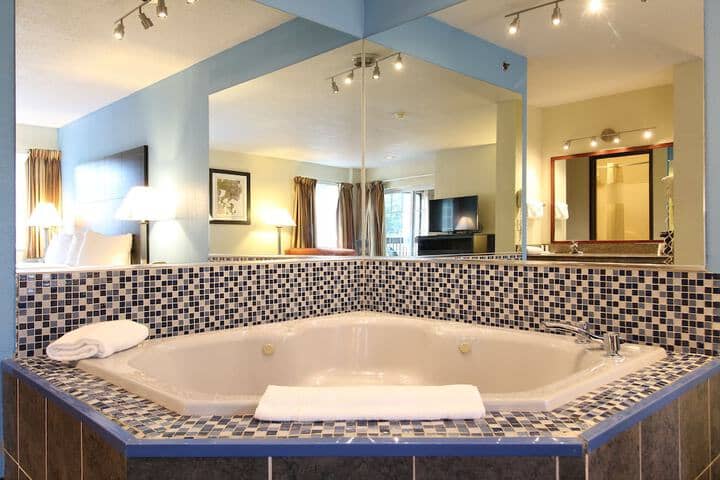 Hot Tub 20 of 47