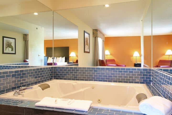 Hot Tub 22 of 47